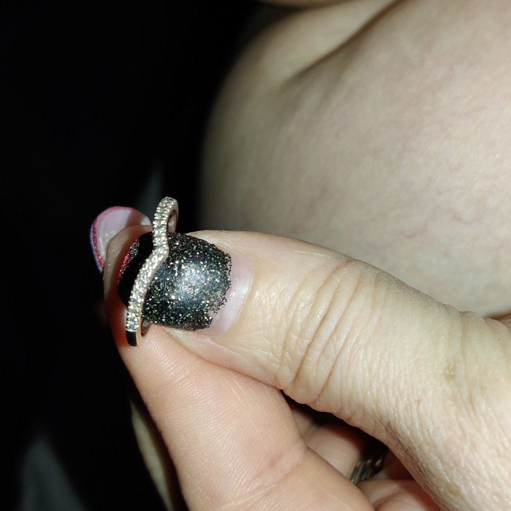 14 kt white gold diamond v band